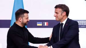 Presidenti i Francës, Emmanuel Macron (djathtas) dhe presidenti ukrainas Volodymyr Zelensky, takohen në Paris, 7 qershor 2024.