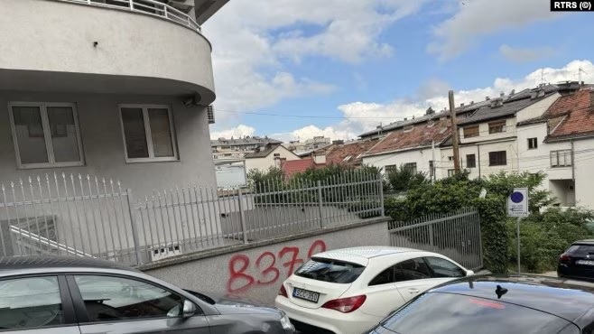 Grafite të shkruara me numrin e njerëzve të vrarë në gjenocidin në Srebrenicë, në ndërtesat e ambasadave hungareze dhe sllovake në Sarajevë. Më 14 qershor 2024.