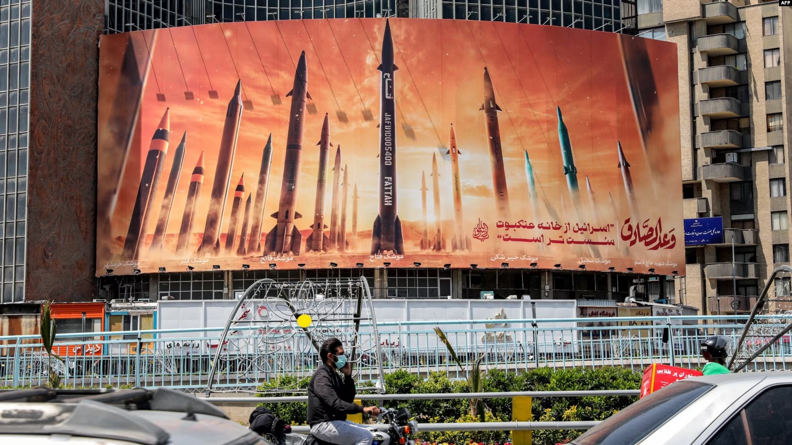 Një bilbord në Teheran, ku shfaqen raketa e ku shkruan "Izraeli është më i dobët sesa rrjeta e merimangave".