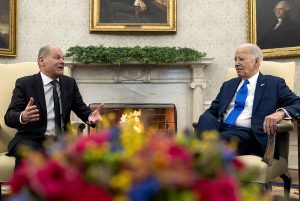 Presidenti amerikan Joe Biden (djathtas) dhe kancelari gjerman Olaf Scholz