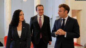 Nga e majta: presidentja e Kosovës, Vjosa Osmani, kryeministri i Kosovës, Albin Kurti, dhe presidenti i Francës, Emmanuel Macron