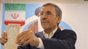 Mahmoud Ahmadinejad e dorëzon kandidaturën për president të Iranit në Teheran, 1 qershor 2024.