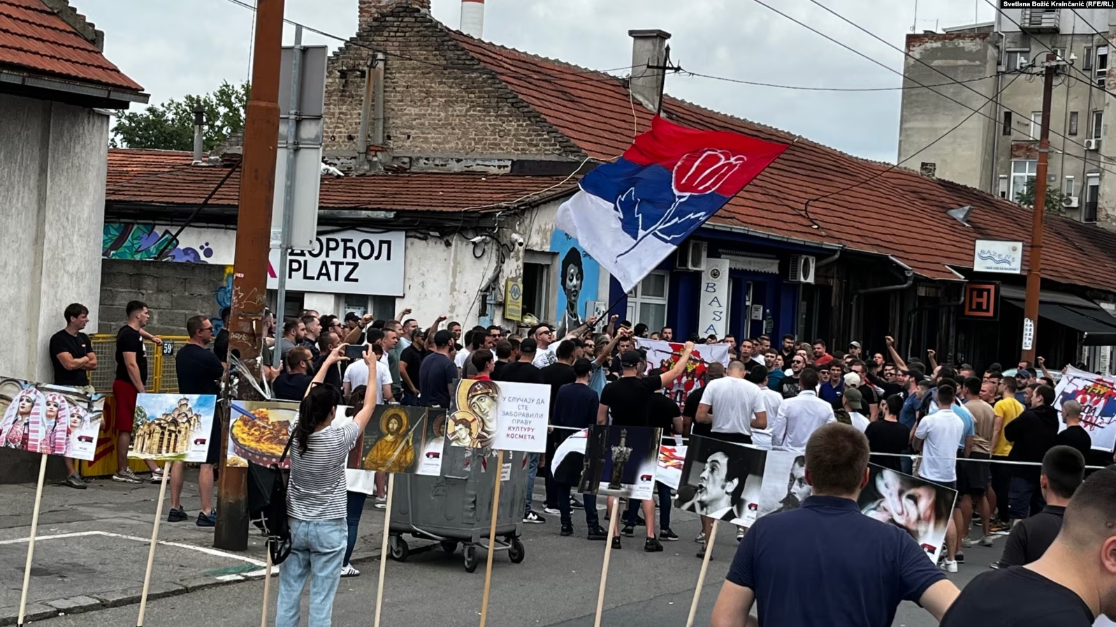 Protesta në Beograd kundër mbajtjes së festivalit "Mirëdita, dobar dan".