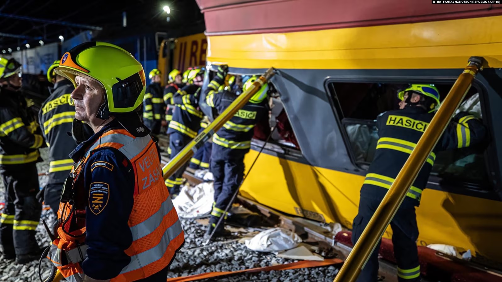 Zjarrfikësit nxjerrin pasagjerë nga vagonët e përmbysur të një treni pasagjerësh që u përplas me një tren mallrash në Pardubice, Republika Çeke, 5 qershor 2024.