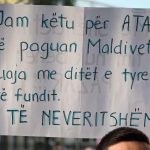 Një nga pankartat gjatë protestës në Tiranë.
