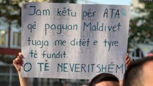 Një nga pankartat gjatë protestës në Tiranë.