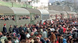 Refugjatë shqiptarë duke u larguar me tren nga Kosova, 1999 / Foto: Reuters