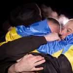 Një ushtar ukrainas, që ishte zënë rob nga Rusia, përqafohet me familjarë pas lirimit të tij. 3 janar 2024.