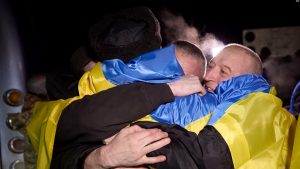 Një ushtar ukrainas, që ishte zënë rob nga Rusia, përqafohet me familjarë pas lirimit të tij. 3 janar 2024.