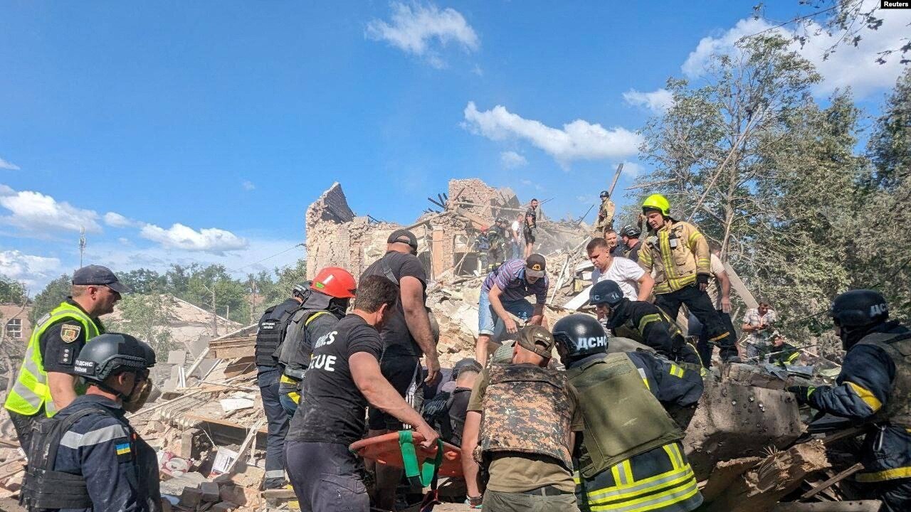 Ekipet e shpëtimit punojnë në një vend që u sulmua me raketa ruse në Krivi Rih. Ukrainë, 12 qershor 2024.