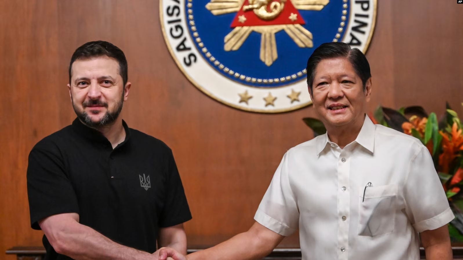 Presidenti i Ukrainës, Volodymyr Zelensky, dhe ai i Filipineve, Ferdinand Marcos.