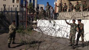 Ushtarët dhe policët e ushtrisë sigurojnë një zonë ndërsa mbyllin një rrugë me tela me gjemba, që të çon në ambasadën e SHBA-së. Bjerut, më 6 shtator 2013