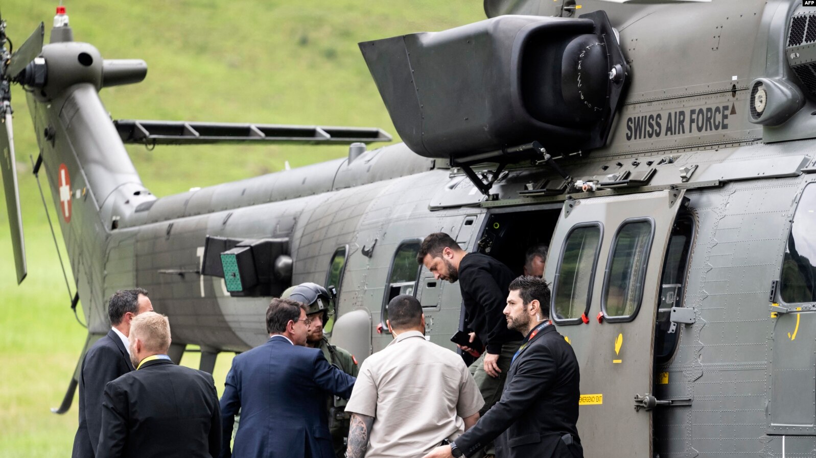 Presidenti i Ukrainës, Volodymyr Zelensky, duke zbritur nga helikopteri i Forcave Ajrore Zvicerane Obuergen, Zvicër, ku do të mbahet samiti për paqe për Ukrainën, 14 qershor 2024.
