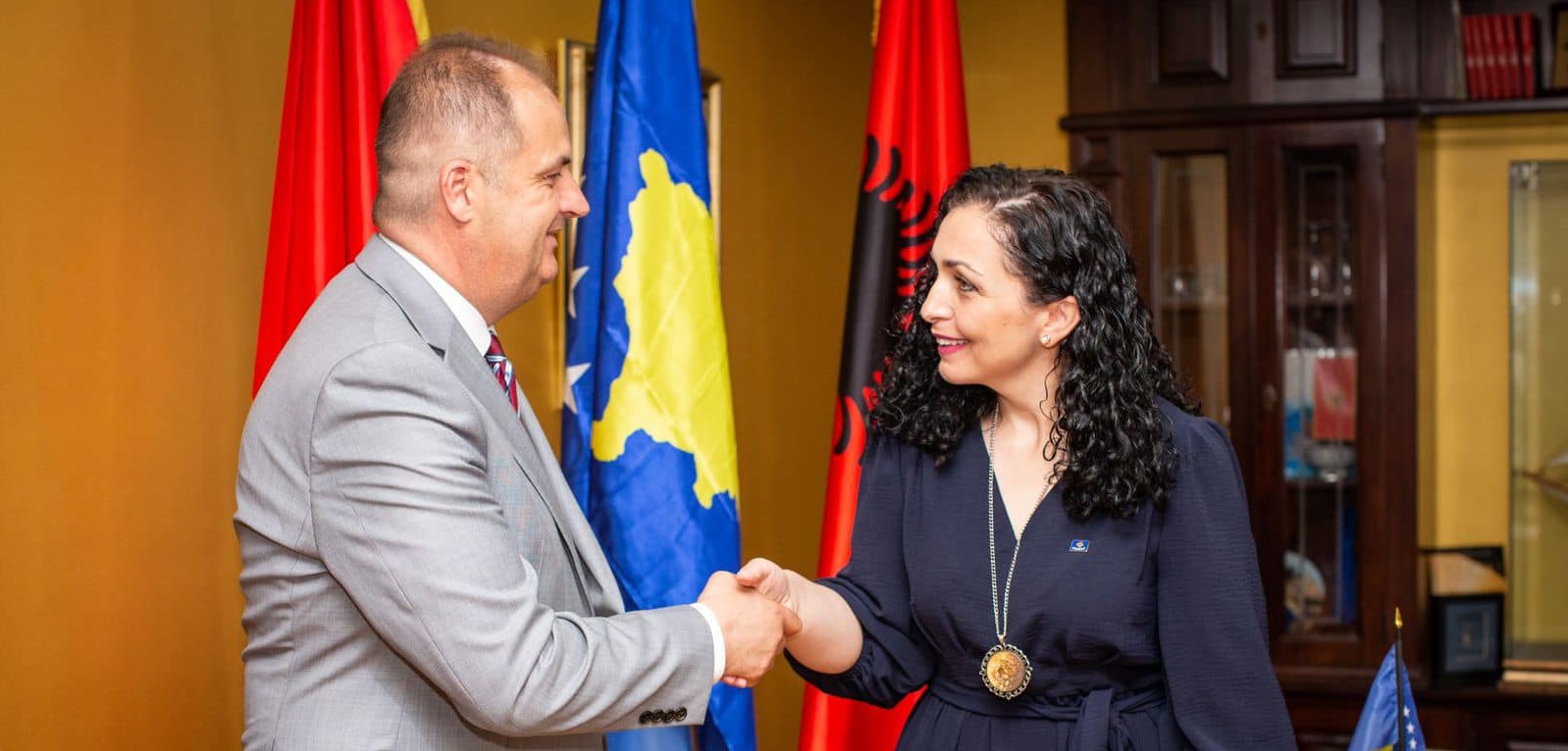 Presidentja e Kosovës, Vjosa Osmani, ka uruar Genci Nimanbegun, për marrjen e detyrës së re si kryetar i Komunës së Ulqinit.