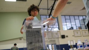 Një votues francez duke votuar në Los Anxhelos për zgjedhjet e parakohshme parlamentare në Francë. 29 qershor 2024