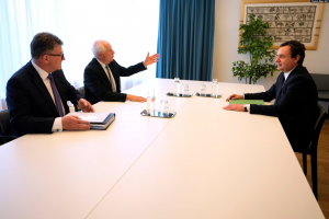 Ndërmjetësit evropianë gjatë takimit me kryeministrin e Kosovës, Albin Kurti. Bruksel, 26 qershor 2024.