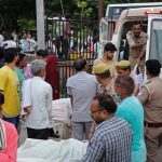Të afërm dhe vullnetarë duke i bartur në barela trupat e viktimave të një rrëmuje vdekjeprurëse në Indi, 2 korrik 2024.