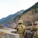 Ushtarët pakistanezë ruajnë në një pikë kontrolli në rajonin e kontestuar Kashmir.