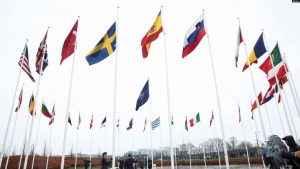 Flamujt e shteteve anëtare të NATO-s te selia e saj në Bruksel.
