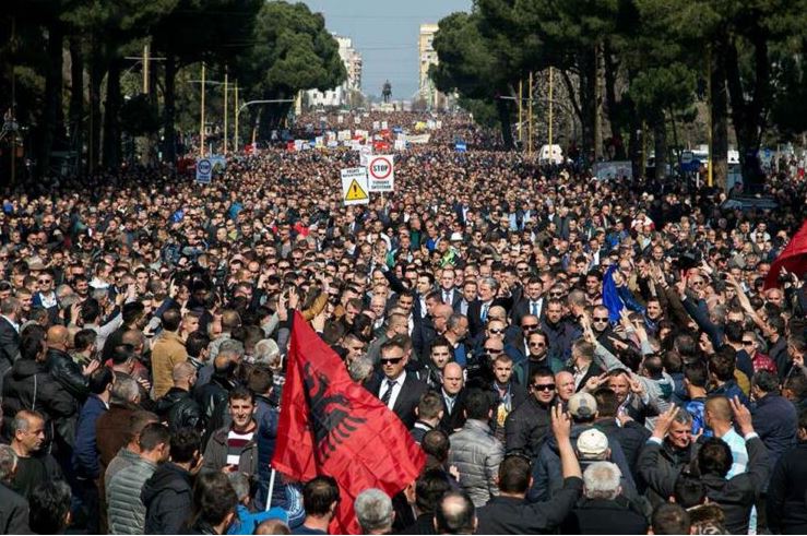 Mosbindja civile  Opozita proteston sot në të gjithë Shqipërinë  deputetët prijnë protestuesit në 6 segmente kryesore  Çfarë pritet