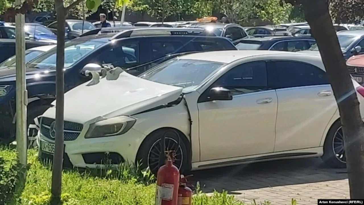Shpërthen makina e drejtorit të spitalit Universitar të Kosovës  ndodhej në parking