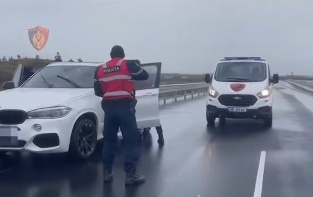 Morën peng 68 vjeçarin në Tiranë dhe i shantazhuan gruan me jetën e tij duke i marrë 20 milion lekë  Arrestohen 5 autorët  mes tyre një vajzë 