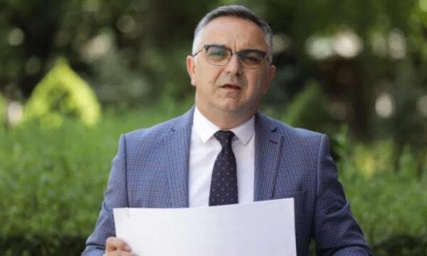Zjarret në Shqipëri  Tahiri kritikon Kurtin  Asnjë lëvizje  kur iu duhen votat flamurin kombëtar e vendosin në çdo cep