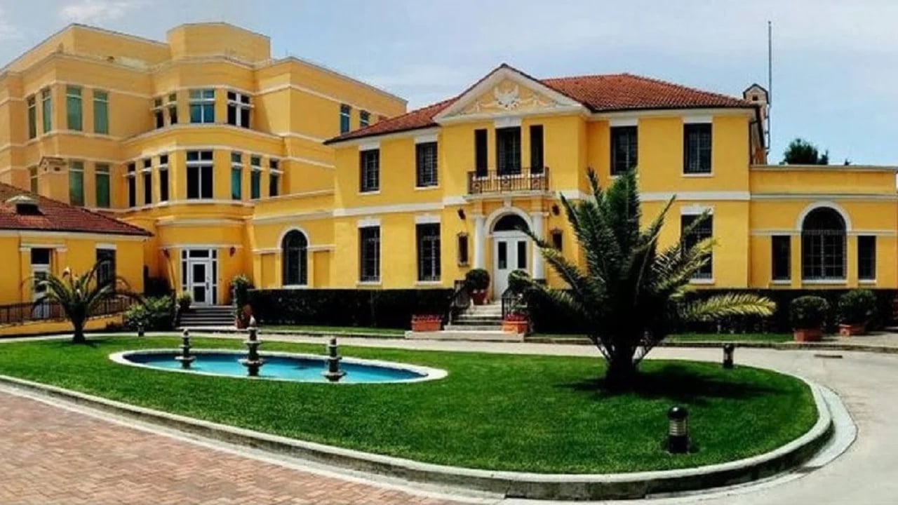 Ambasada Amerikane ndan njoftimin e rëndësishëm për vizat  Qëndrimi përtej afatit mund të ndikojë 