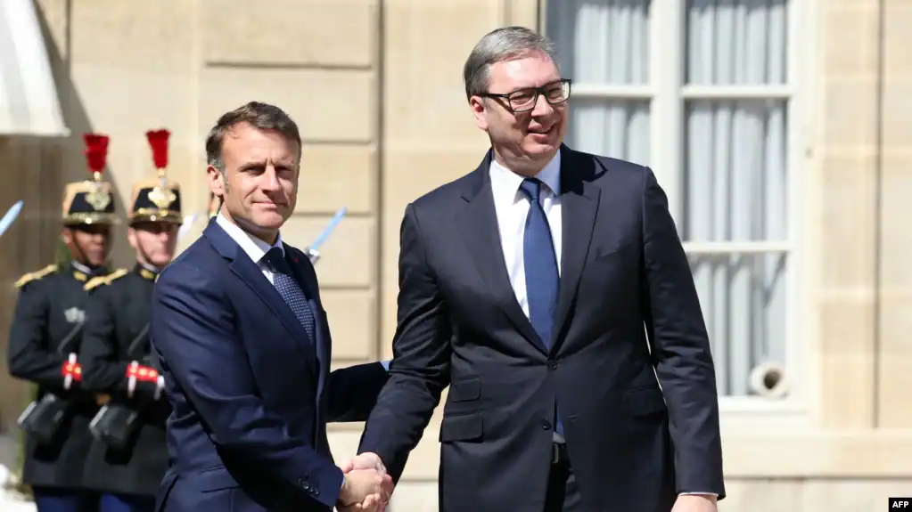Macron telefonatë me Vuçiç  diskutime për situatën në Bosnje dhe dialogun Kosovë Serbi