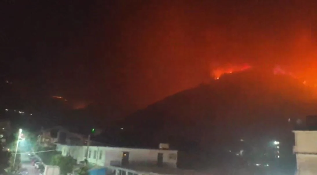 Delvina në situatë të jashtëzakonshme nga zjarri  spitali heq bombolat e oksigjenit për shmangien e shpërthimeve  Flakët rrethojnë qytetin  nisin evakuimet