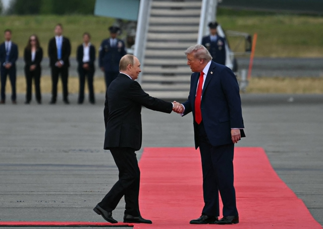 Trump dhe Putin shtrëngojnë duart  bota me sytë nga Alaska