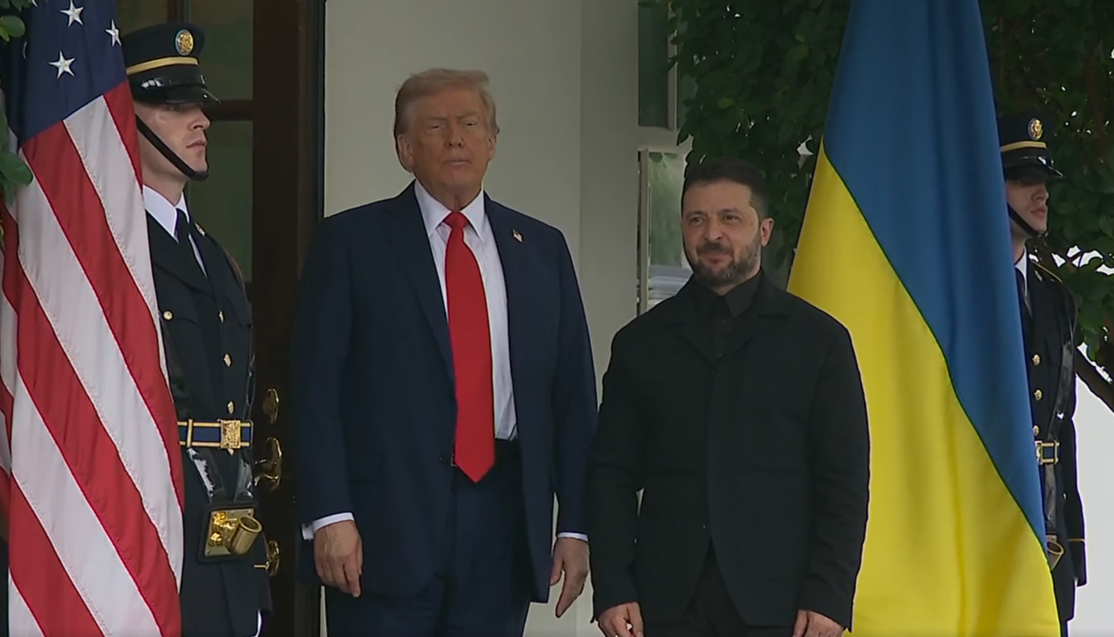 Zelensky mbërrin në Shtëpinë e Bardhë  me  look  të ri  Pamjet 