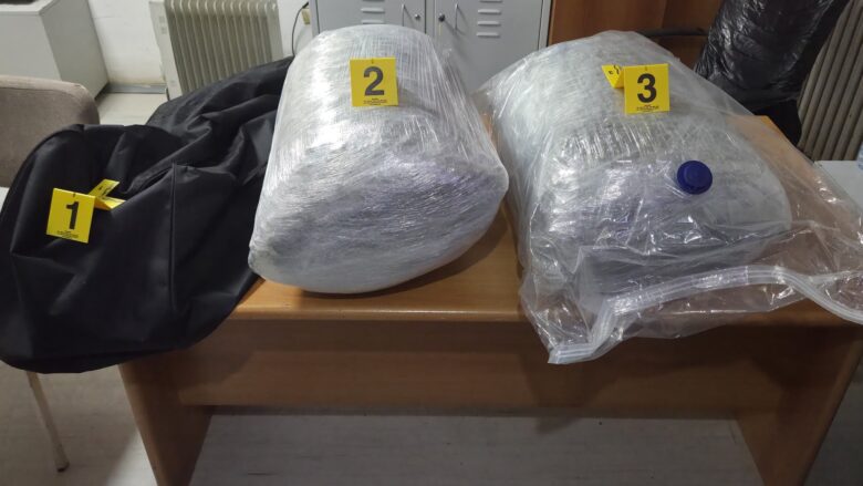 E paprecedentë në Morinë  Trafikanti nga Shqipëria iu drejton armën policëve të Kosovës  Arratiset dhe lë pas një qese me 21 kg drogë