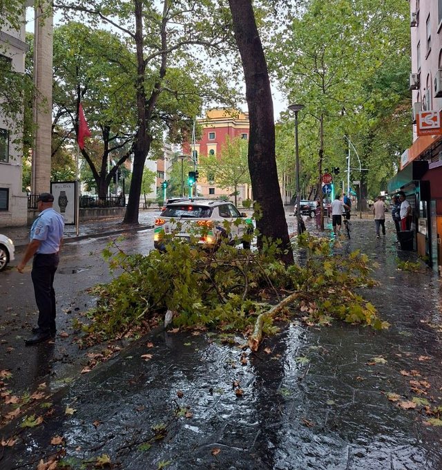 Stuhia e fortë me erë dhe reshje të dendura shiu përfshiu ditën e sotme Shqipërinë! Rrugë të bllokuara, përmbytje dhe probleme me furnizimin me energji elektrike