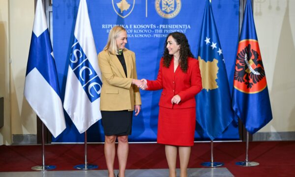 Vjosa Osmani takon kryediplomaten finlandeze  Diskutuam për zhvillimet e fundit dhe mbështetjen e Finlandës
