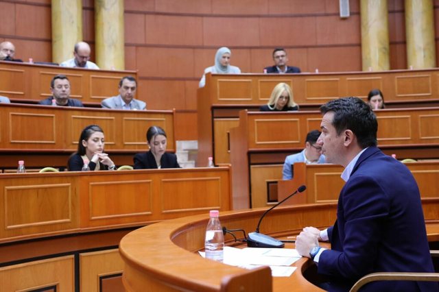 Kërkesa për shkarkimin e Veliajt  çfarë ndodhi pas dyerve të mbyllura  Disa këshilltarë të PS bënë rezistencë