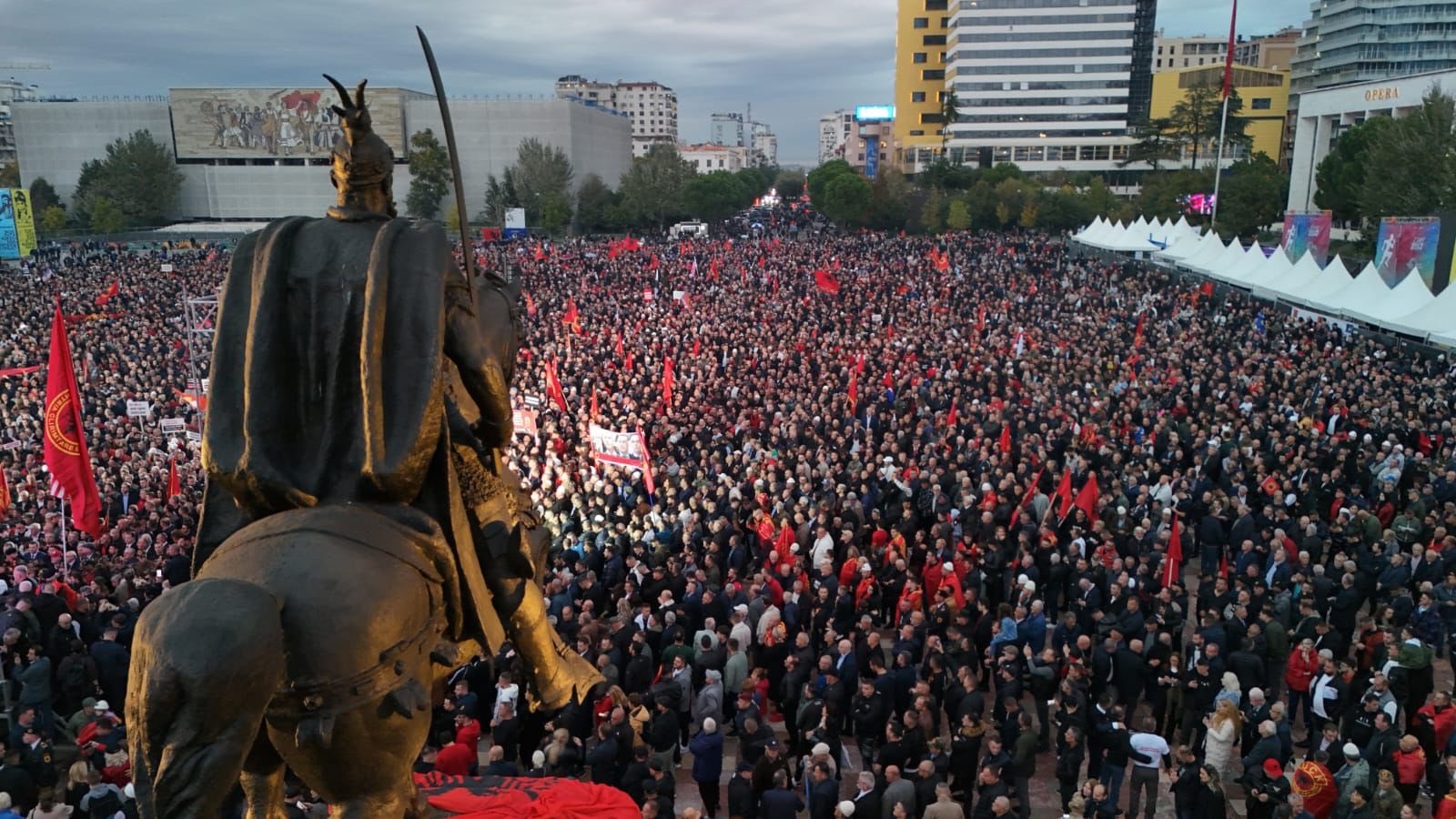  Liri për krerët e UÇK së    Përmbyllet tubimi në Sheshin Skënderbej  mijëra shqiptarë protestuan në mbrojtje të luftës për çlirimin e Kosovës