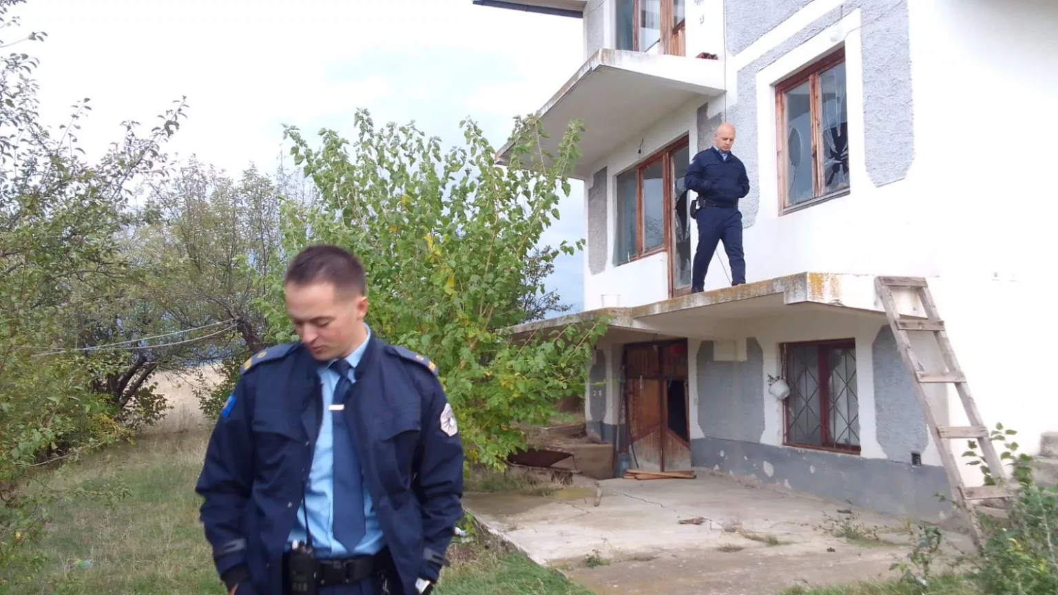 Gazetari Vudi Xhymshiti denoncon vandalizmin e shtëpisë së tij  Akt që synon të heshtë gazetarinë e pavarur