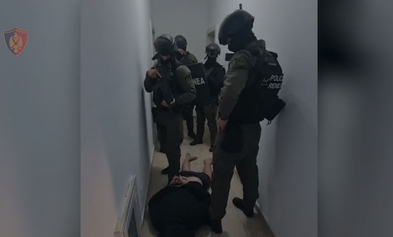 Me armën poshtë jastëkut  Dalin pamjet nga arrestimi i Aldo Avdylaj  momemnti kur prangoset nga efektivët