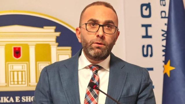  Paradite është President  pasdite punon mjek   Bardhi  Begaj rezulton i punësuar në rrjetin e klinikave private Acibadem