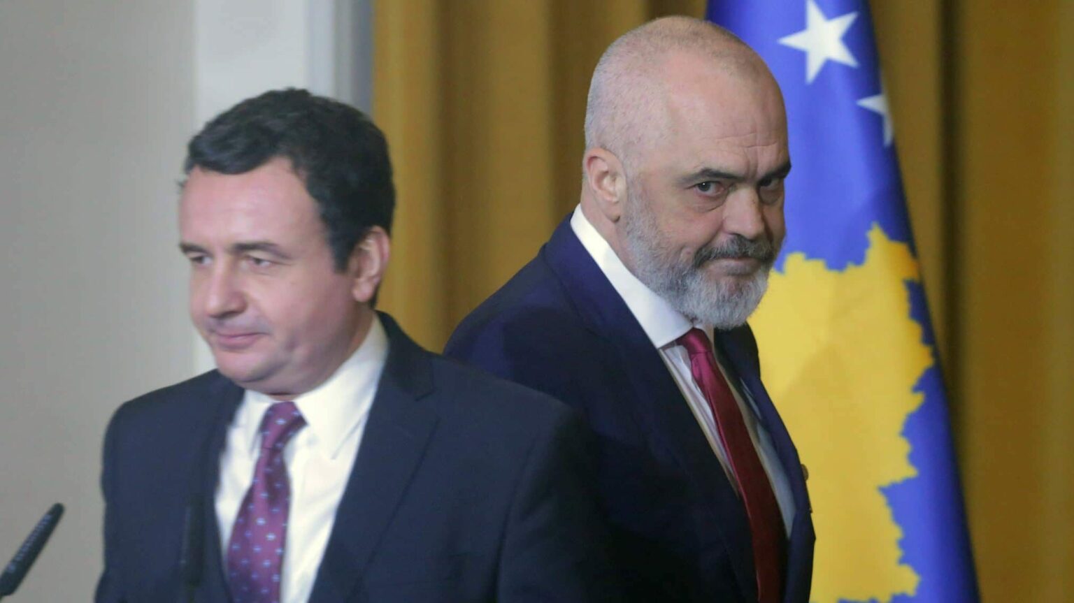 Protesta në mbrojtje të ish krerëve të UÇK  Vetëvendosja  Rama të kërkojë falje  Erdhi me helikopter në mënyrë emergjente në Prishtin