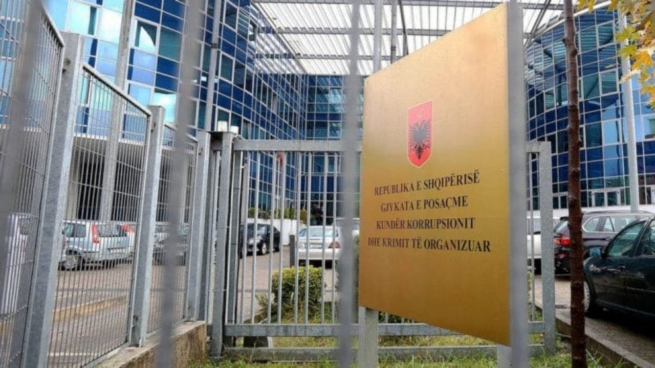 Akuzohen për korrupsion aktiv dhe pasiv  SPAK dërgon për gjykim tre punonjës të Policisë Rrugore dhe dy shtetas të tjerë