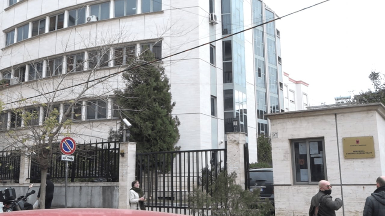 E porsalindura humbi jetën  prokuroria merr të pandehur 2 mjekë gjinekologë
