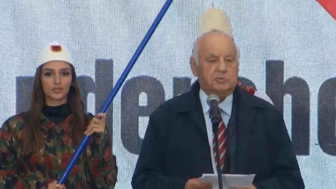 Tirana kuqezi në mbështetje të UÇK së  ish presidenti Moisiu  Jemi mbledhur të mbrojmë dinjitetin tonë kombëtar