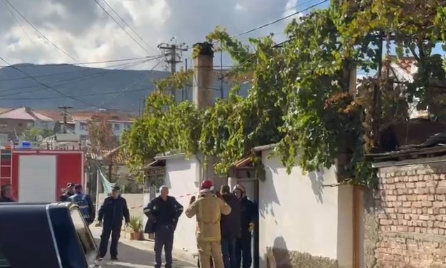 Zjarri në një banesë në Maliq  Humb jetën nëna dhe fëmija 14 vjeç