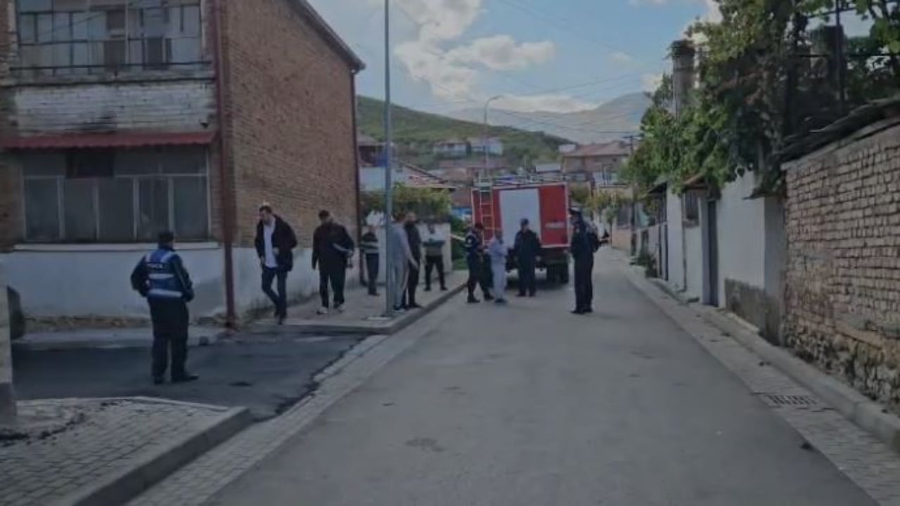 EMRAT  Bilanc tragjik nga zjarri në Maliq  nëna dhe djali ndërrojnë jetë nga asfiksimi  Vajza në gjendje të rëndë