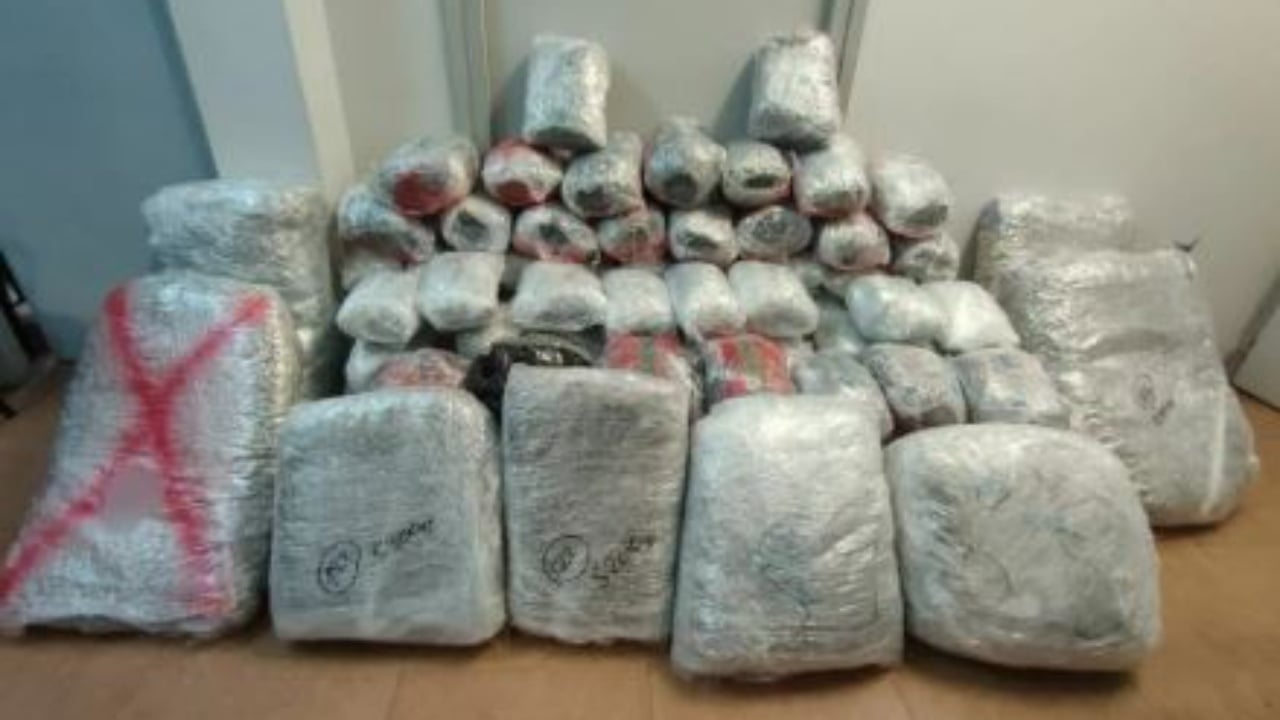 Trafik droge nga Shqipëria në Greqi  kapen 193 kg marijuanë në kufi  shoferi braktis makinën dhe arratiset në këmbë