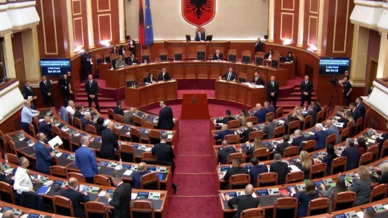 Kuvendi mblidhet dy herë sot  do të shqyrtohet kërkesa e PD për shkarkimin e Peleshit  Raportojnë edhe disa institucione