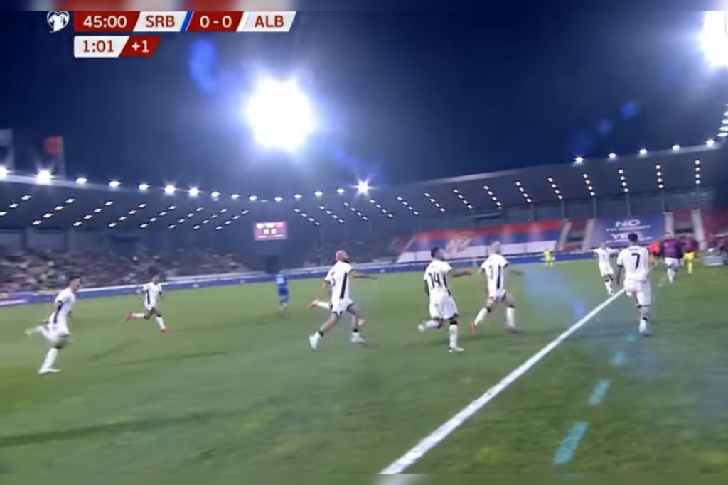 Shqipëria po fiton në Serbi  Super gol i Rey Manaj  feston duke bërë  shqiponjën 