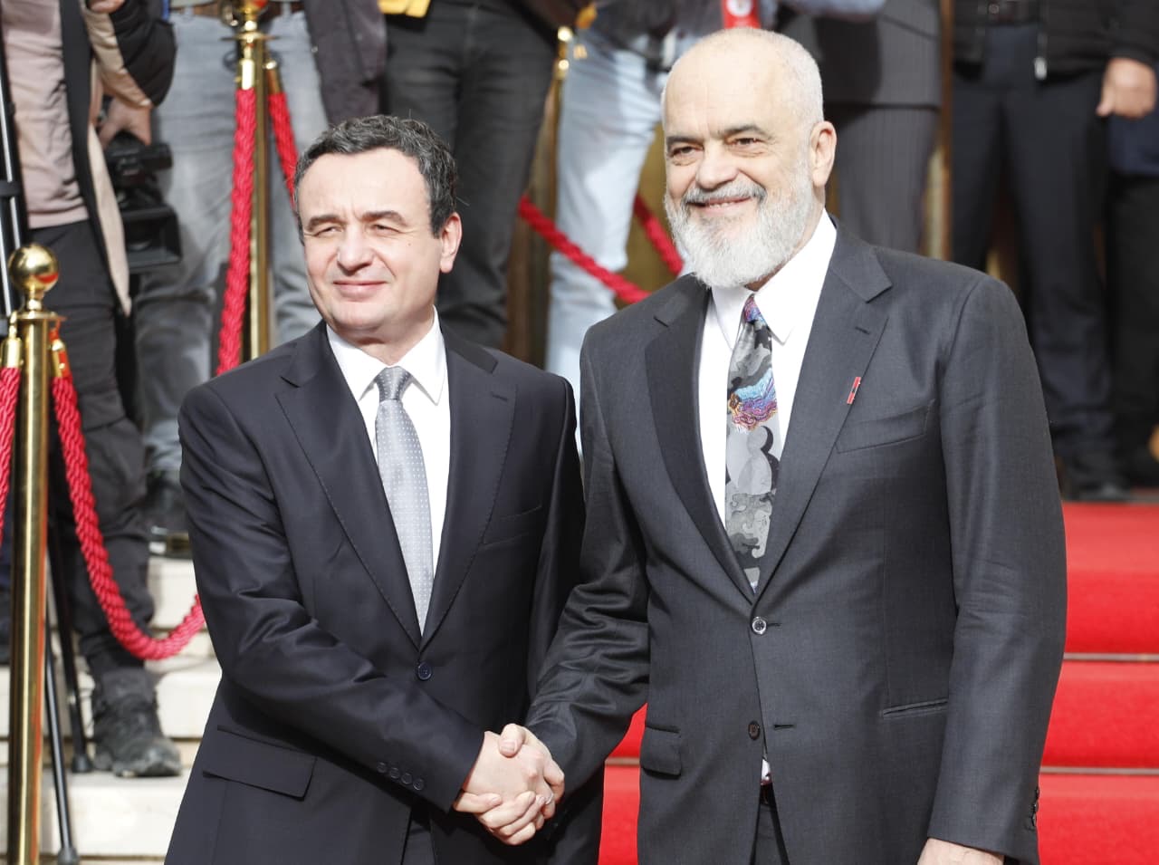 FOTO  Takohen Rama dhe Kurti  2 kryeministrat të qeshur  shtrëngojnë duart në nisje të Samitit në Tiranë